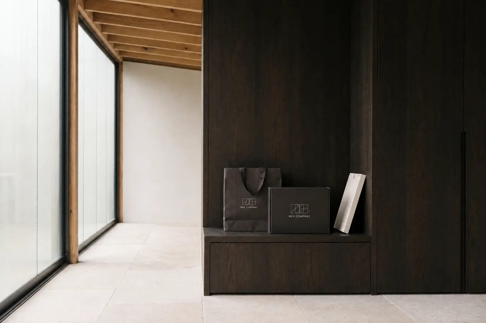 La bolsa y la caja, en roble oscuro · imagen de proyecto